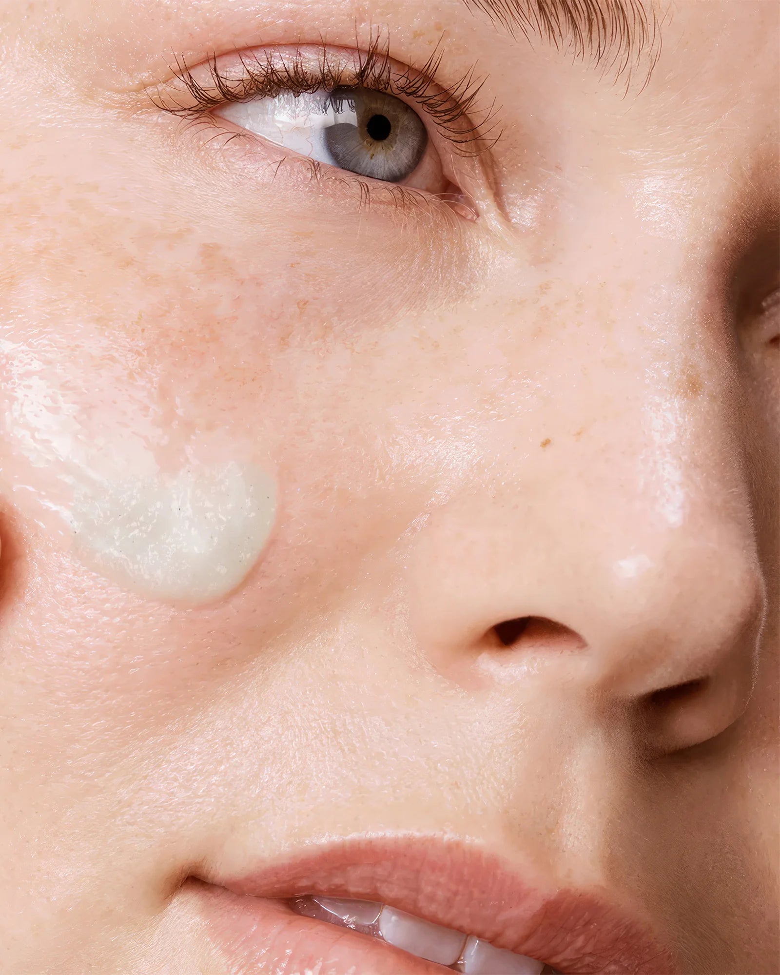 Green & White Tea Antioxidant Exfoliating Scrub application